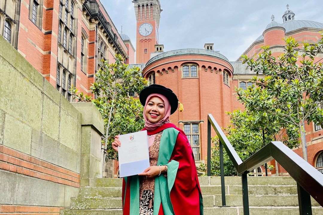 Dari Becak Ayah ke Mimbar Dosen di Birmingham: Kisah Inspiratif Raeni, Wisudawan Terbaik UNNES 2014