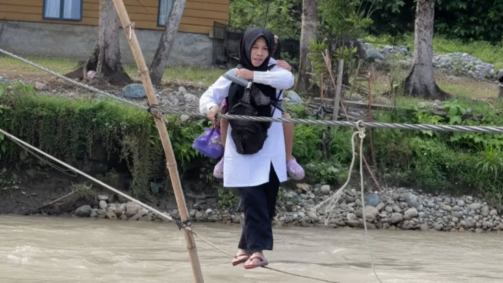 Berpegangan Seutas Tali, Guru di Aceh Barat Tak Gentar Menembus Sungai Demi Mengajar Anak-anak Pelosok