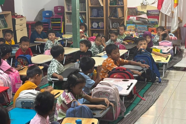Ketika Harapan Tak Butuh Gaji: Kisah Iin di Sekolah Alternatif Anak Jalanan